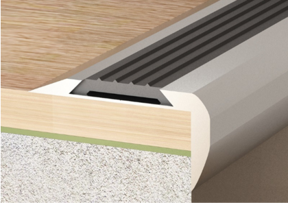 Угол д/ступеней с резиновой вставкой(серая) 40мм/20мм/0,9м золото,DOMOLETTI